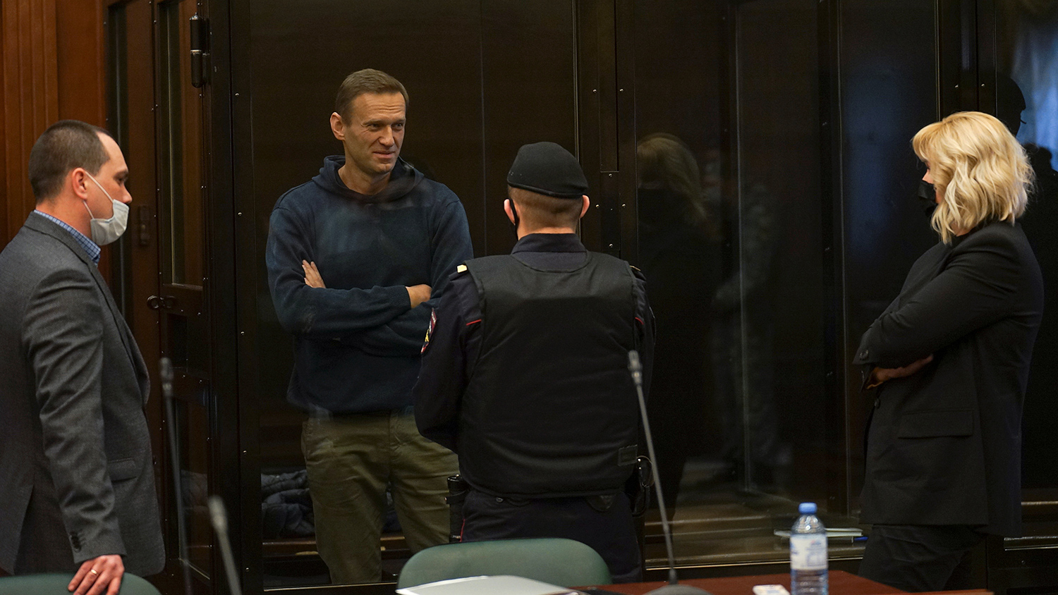Суд відправив Навального в колонію